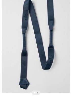 Alo yoga strap, NEW, never used. Navy blue (eclipse)